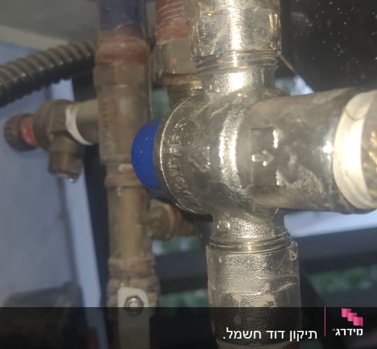 צנרת מתכת עם חיבורים ומחברים של דוד שמש